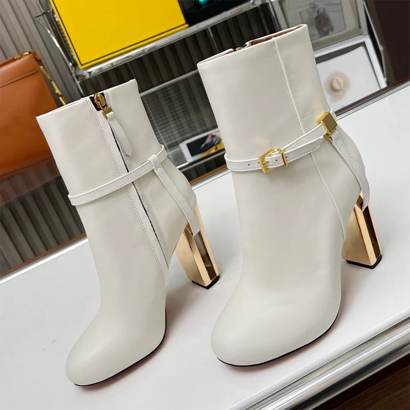 

Высококачественные женские зимние ботильоны из воловьей ткани, повседневная обувь на массивном каблуке с круглым носком и пряжкой на ремешке, дизайн с боковой молнией25031715