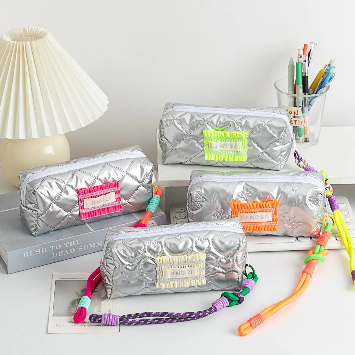 กระเป๋าใส่ดินสอสีเงิน 1 ชิ้น สำหรับเด็กผู้ชายและเด็กผู้หญิง สไตล์ลำลอง แฟชั่นเกาหลี กระเป๋าเก็บเครื่องเขียน อุปกรณ์การเรียน