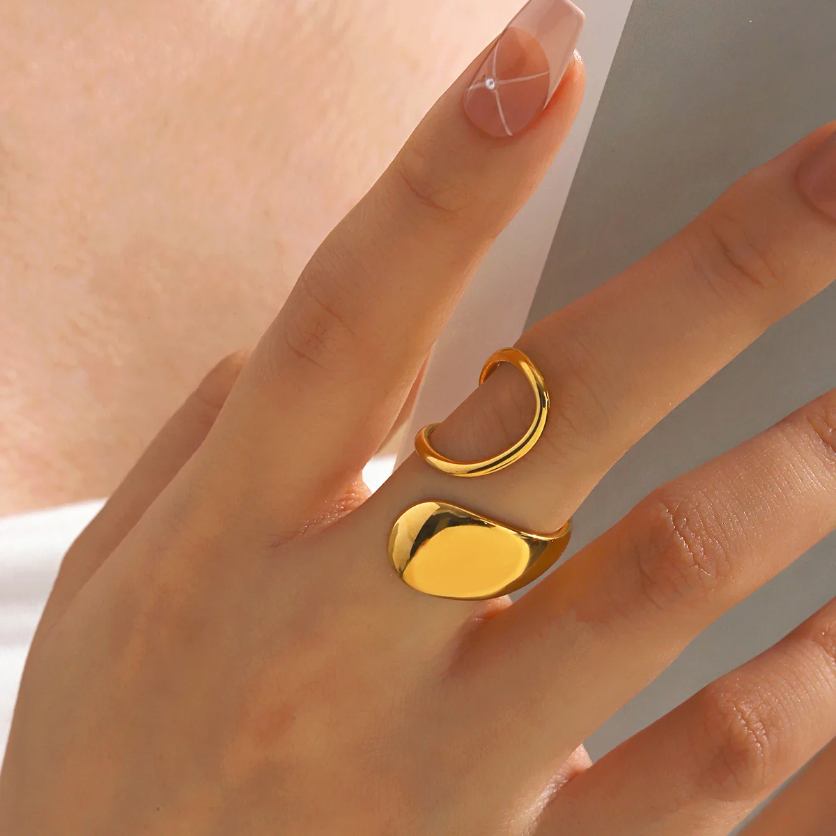 خاتم هندسي عصري جديد على شكل خاص مصنوع من النحاس المطلي بالذهب للنساء، عالي الجودة غير يتلاشى