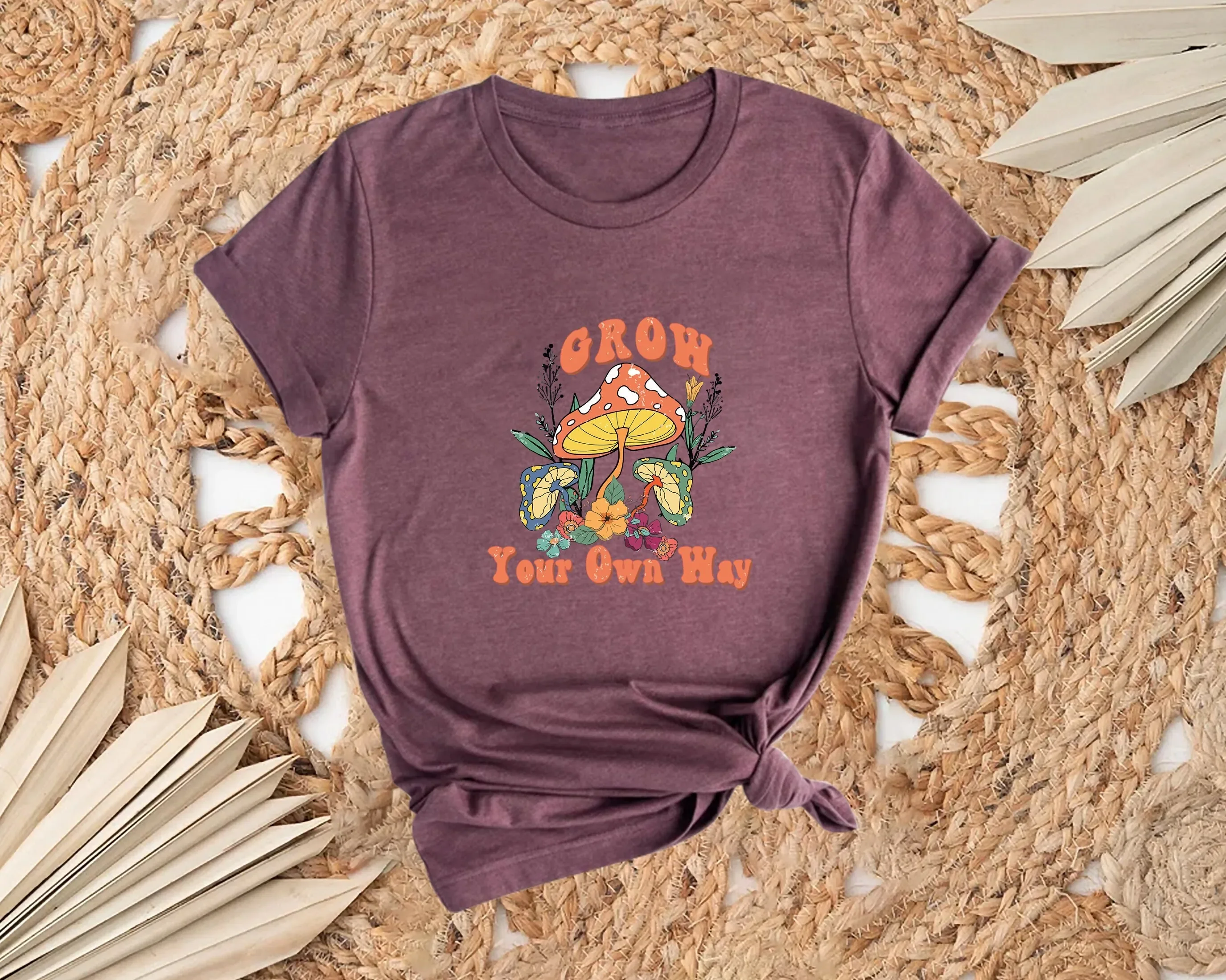 

Футболка Grow Your Own Way с грибами и суккулентами Nature Lover Groovy Retro