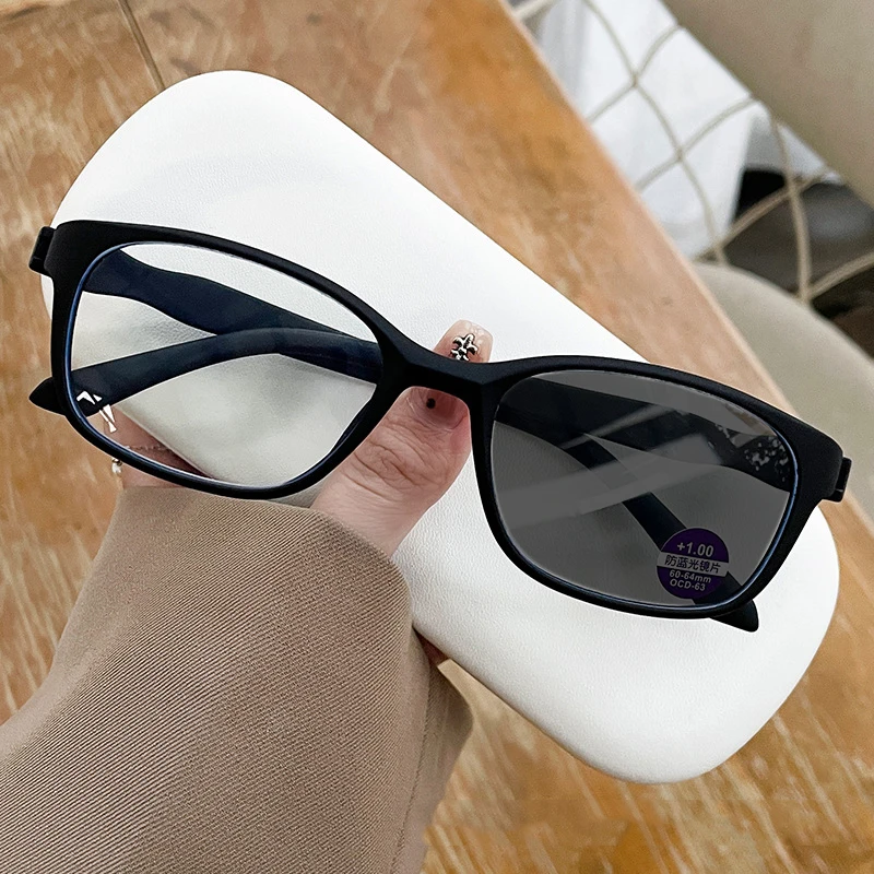 High-definition Indoor and Outdoor Presbyopia Glasses Fashion Photochromic Reading Glasses Middle-aged Anti Blue Light Glasses