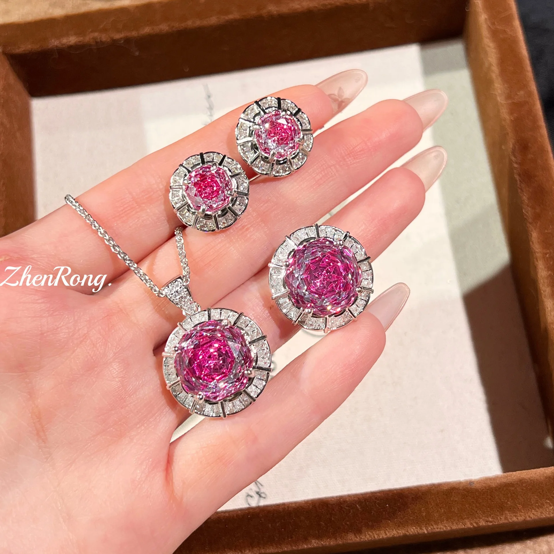 

Женский комплект: колье с подвеской из цветного циркона с огранкой «роза» и серьги-гвоздики, а также кольцо с аквамарином