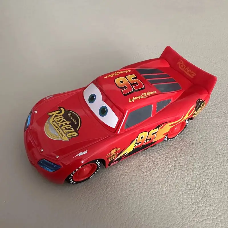 HOT Disney Toy Story 4 Cartoon Model Car McQueen Woody Con luci Inerziale Pull-back Auto a ruota libera Collezione di giocattoli Regalo per bambini
