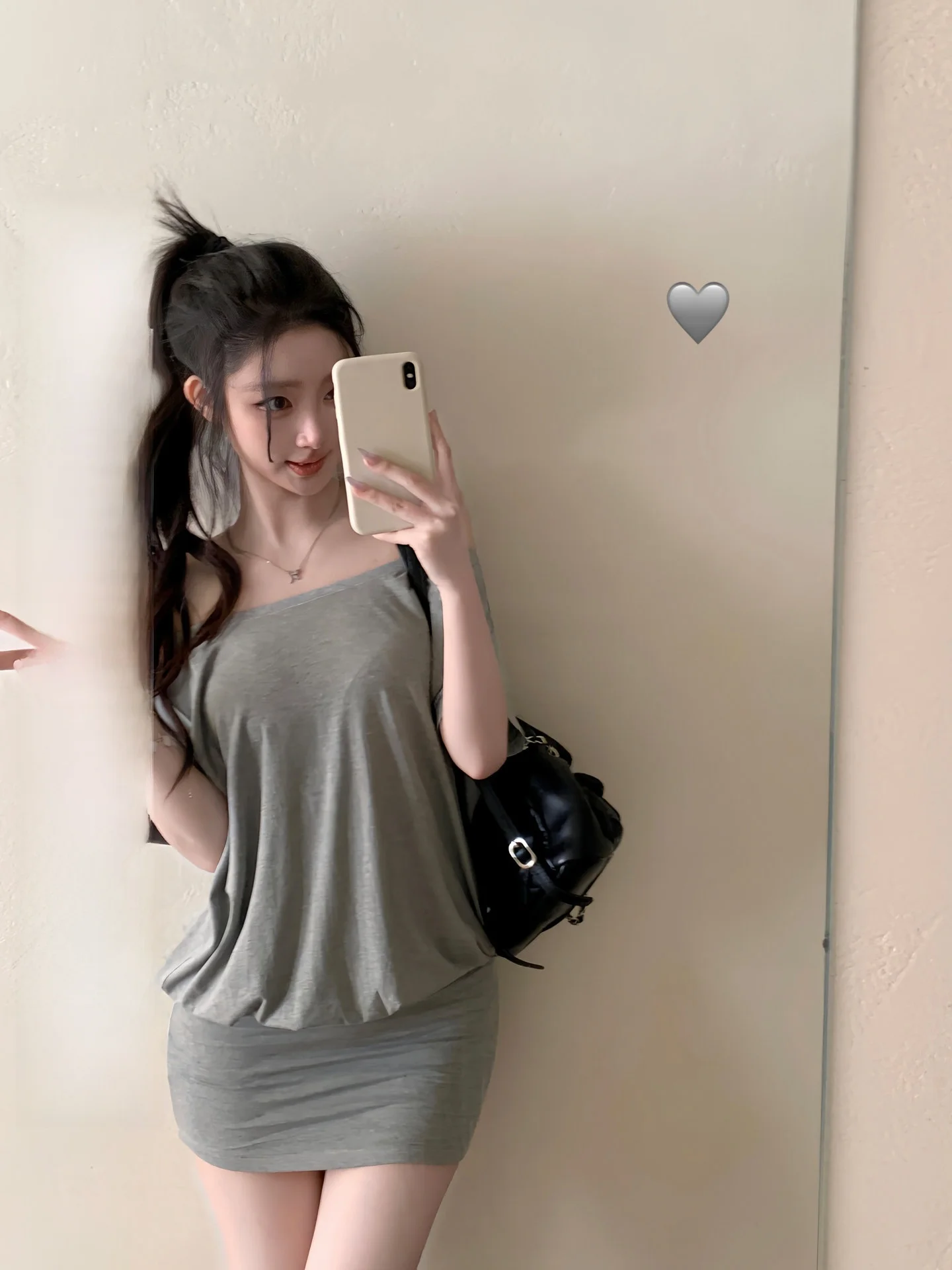 

Элегантное летнее платье-футляр белого цвета для женщин: свободный верх, облегающий низ, естественный силуэт, с эффектом утяжки талии