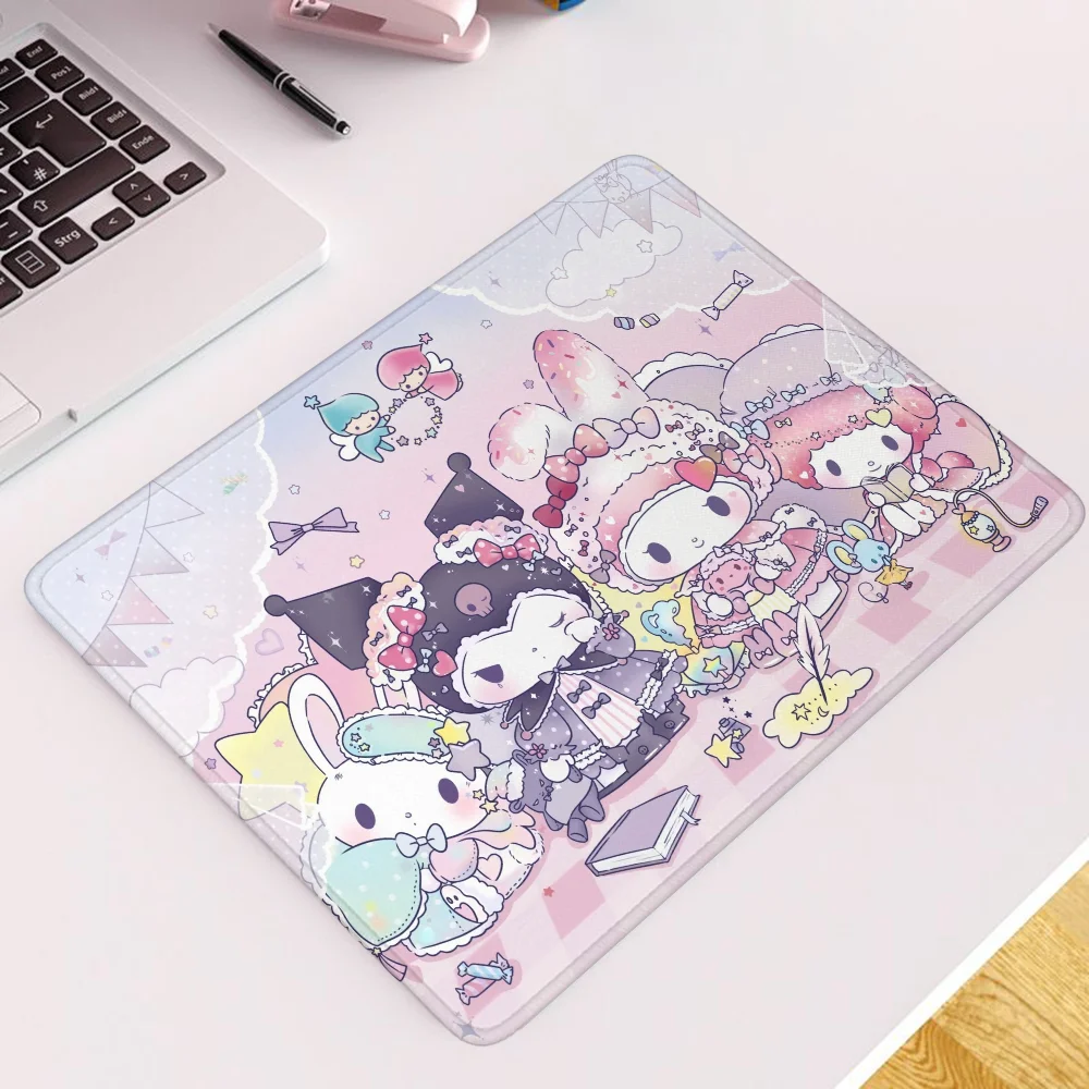 Small Desk Accessories Kuromi Gaming Laptop Hot Pad Mouse Gamer Girl Table Mat Game Mats Mousepad Pc Anime Mause Computer Cute