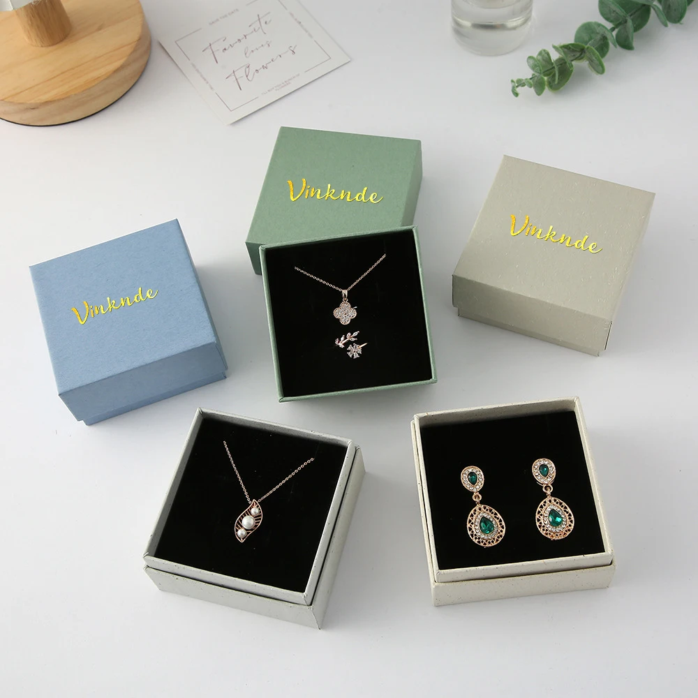 

Коробка для украшений бежевого цвета с индивидуальным логотипом, 8x8x4 см, для колец, серег, кулонов, ожерелий, браслетов, картонная упаковка, персонализированный футляр для хранения