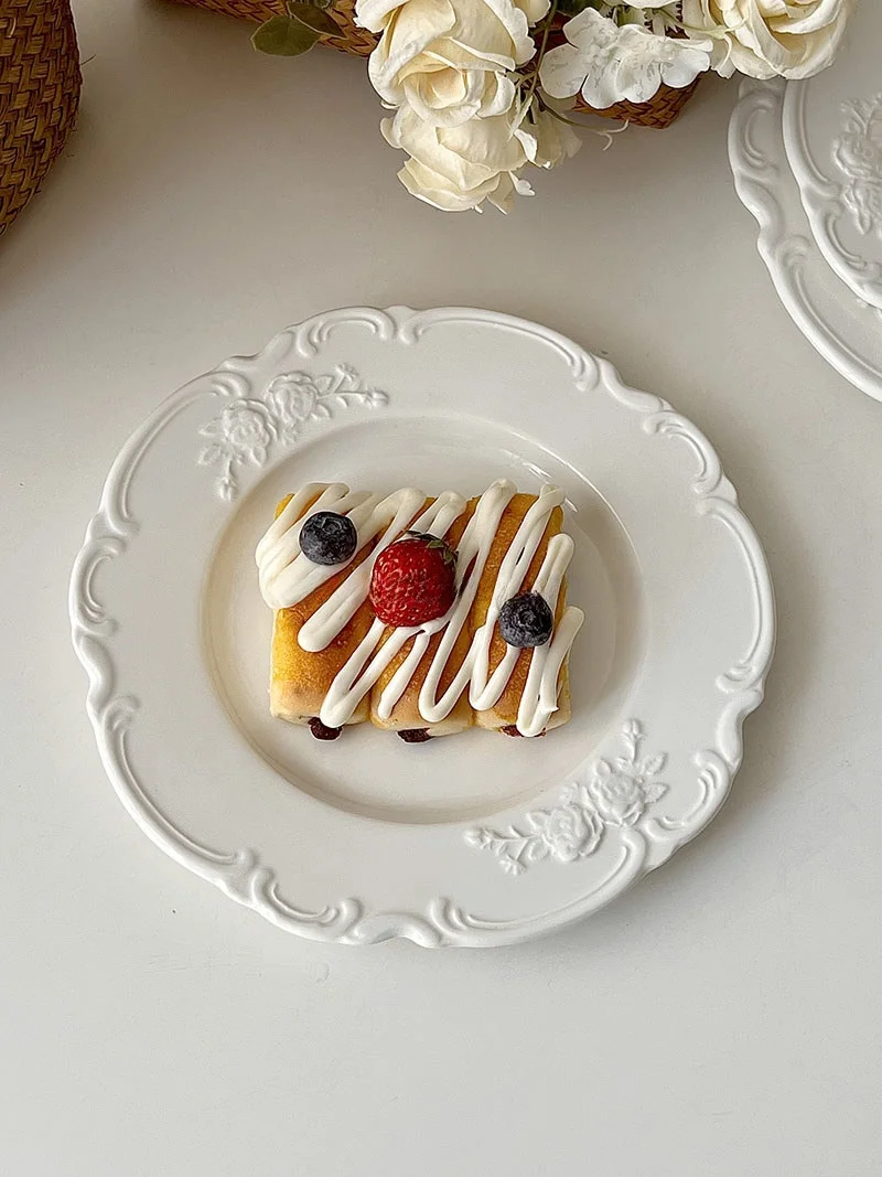Prato de Cerâmica Elegante com Relevo de Rosas, Estilo Corte, Prato de Sobremesa Branco, Prato Raso de Alto Valor Estético, E...