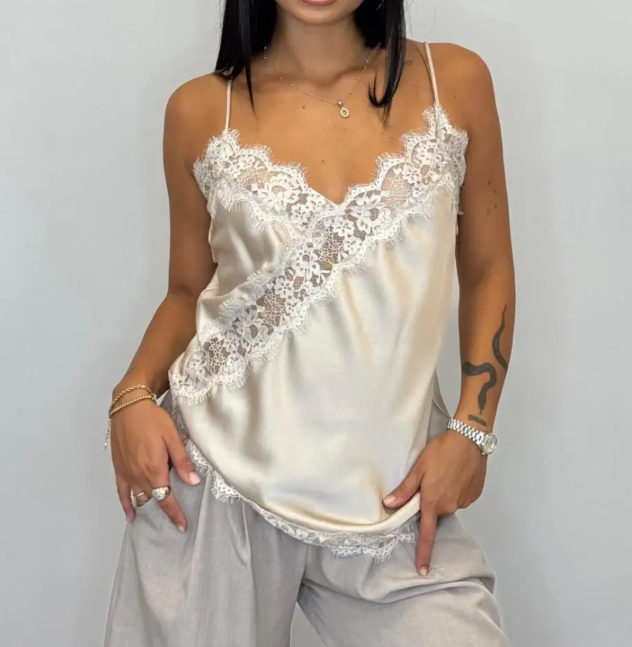 قميص قصير نسائي من الدانتيل بدون أكمام مزين بالدانتيل الأسود فوق قميص أبيض صيفي بدون أكمام للحفلات #1