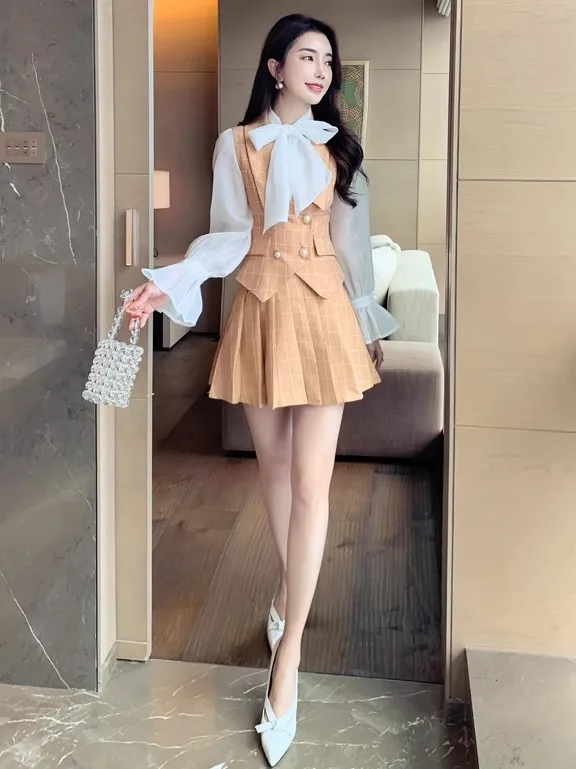 

Комплект из двух предметов: плиссированная юбка с узлом и футболка в клетку для молодых женщин. Новинка осенне-зимнего сезона.