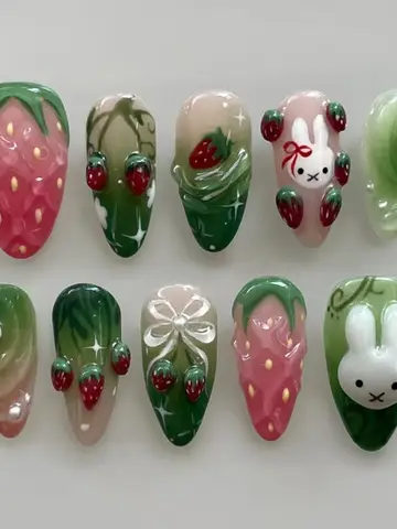 24 szt. Sztuczne paznokcie 3D z motywem truskawki, królika i kwiatów, naklejane, średniej długości, migdałowe, do noszenia, sztuczne paznokcie z zielonym gradientem i perłowymi końcówkami do manicure.