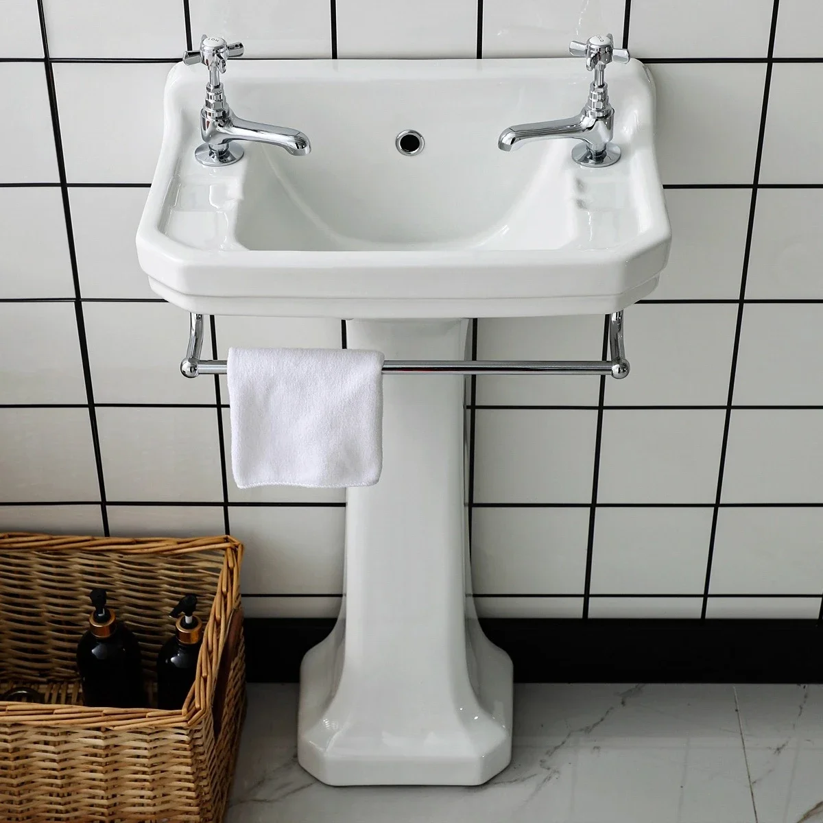 

Ceramic column washbasin small apartment bathroom face washing balcony corner basin