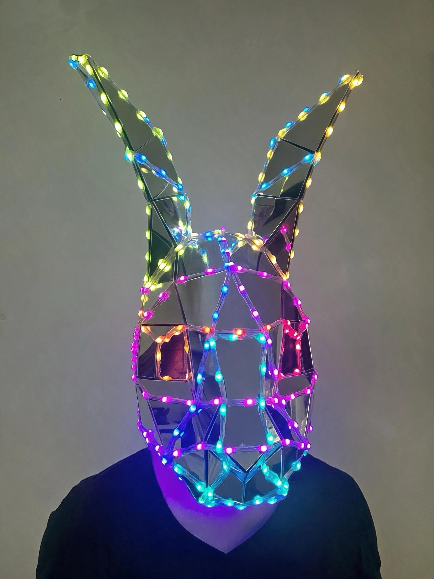 Mirror masks, animal helmets, celebration parties, nightclub performances, acrylic hats for stage shows.