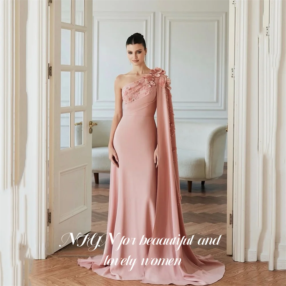 NFYN Blush Pink Abendkleider mit floral verziertem Cape, Abendkleider, One-Shoulder-Abschlussballkleid, fließendes Partykleid, individuell gestaltet