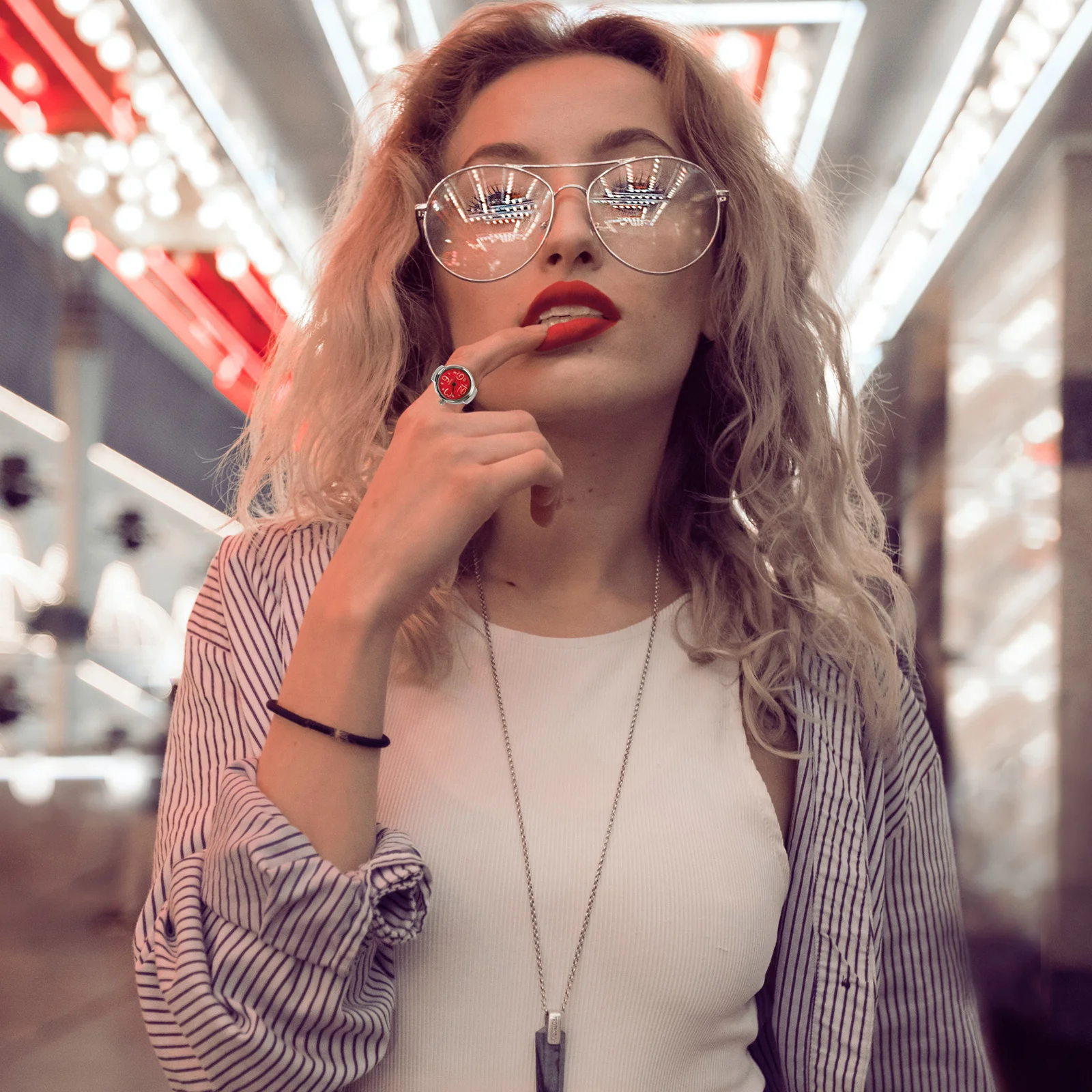 قطعتان من ساعات الزوجين ساعة دائرية لساعة كوارتز صغيرة للنساء والرجال هدية إبداعية لملابس الأصابع باللون الأحمر #2