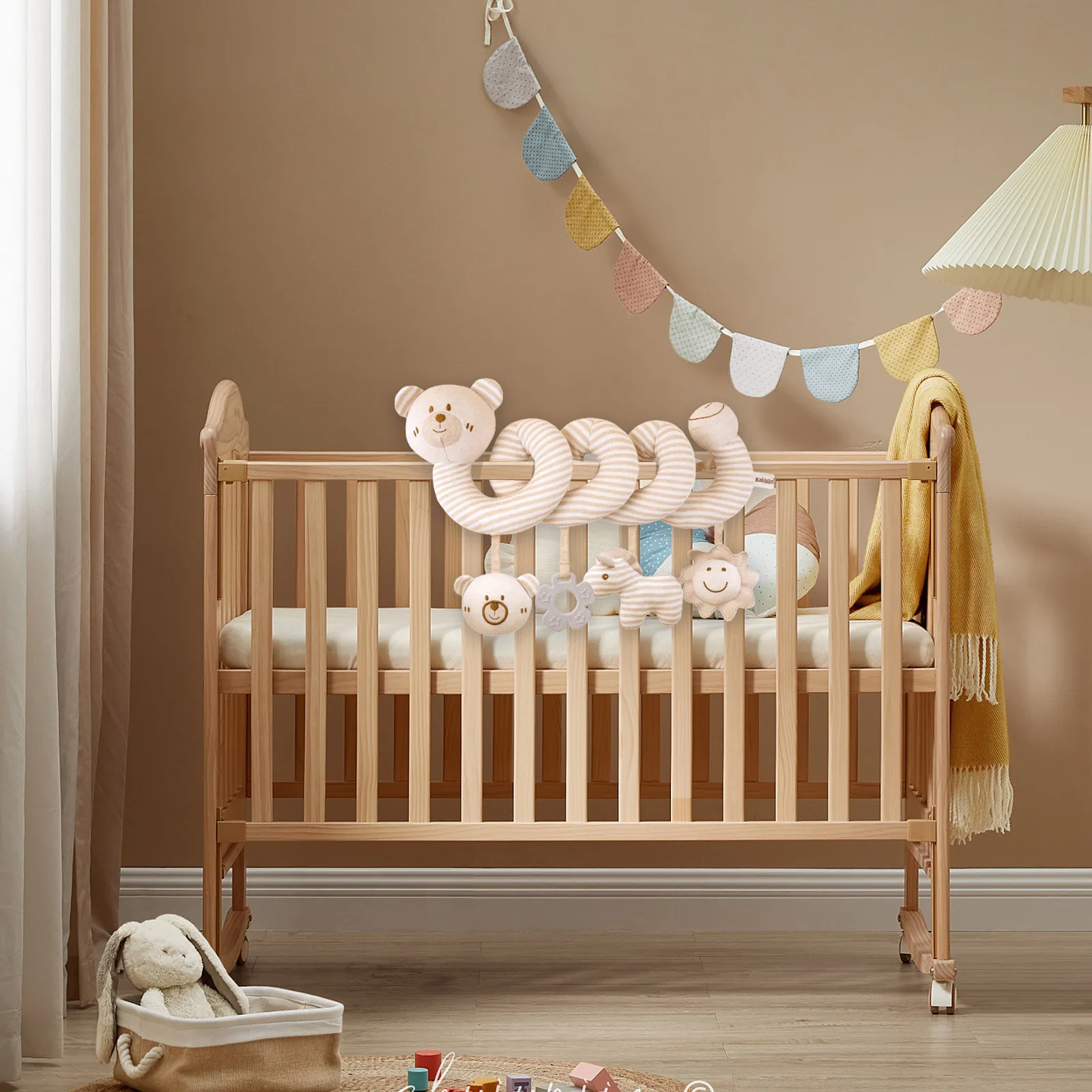 Simpatico giocattolo per culla a spirale per bambini a forma di orso con sonagli appesi Massaggiagengive Morbido peluche per attività infantile Giocattolo elasticizzato e a spirale per seggiolino auto