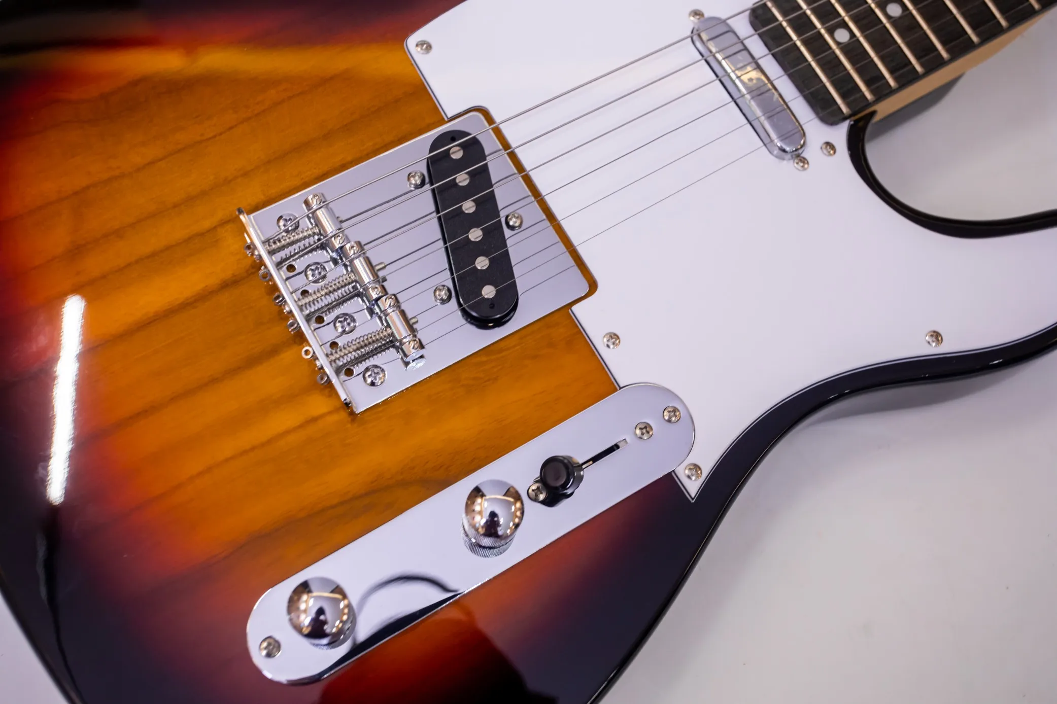 

Directly from the manufacturer, 6-string rosewood electric guitar, sunset color, 22 frets. in stock.