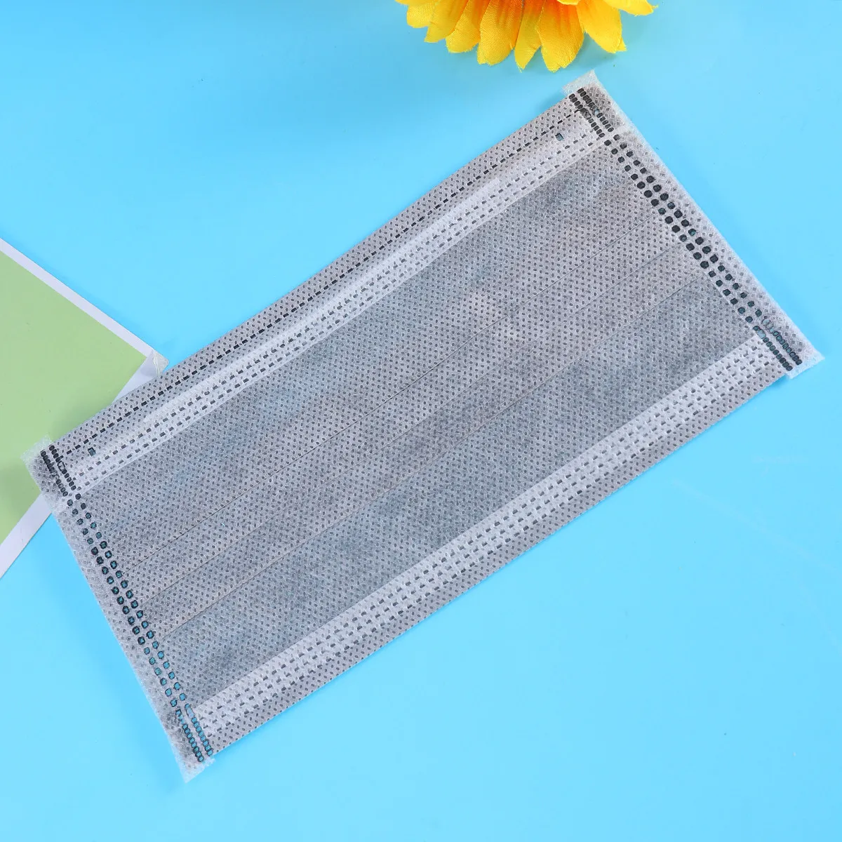 50 masques en gaze jetables à charbon actif, masque anti-poussière en tissu non tissé, pour les activités de plein air, les voyages et le travail, couleur grise.