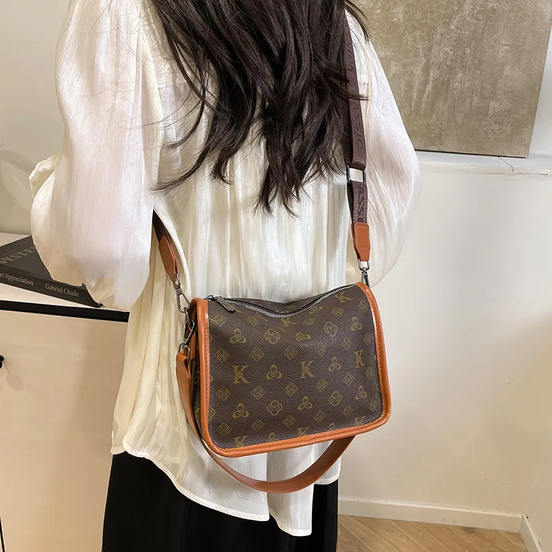 حقيبة كتف مونوغرام مستوحاة من المصمم للنساء 2025 محفظة كروس ريترو حامل هاتف متعدد الوظائف عصري  #2