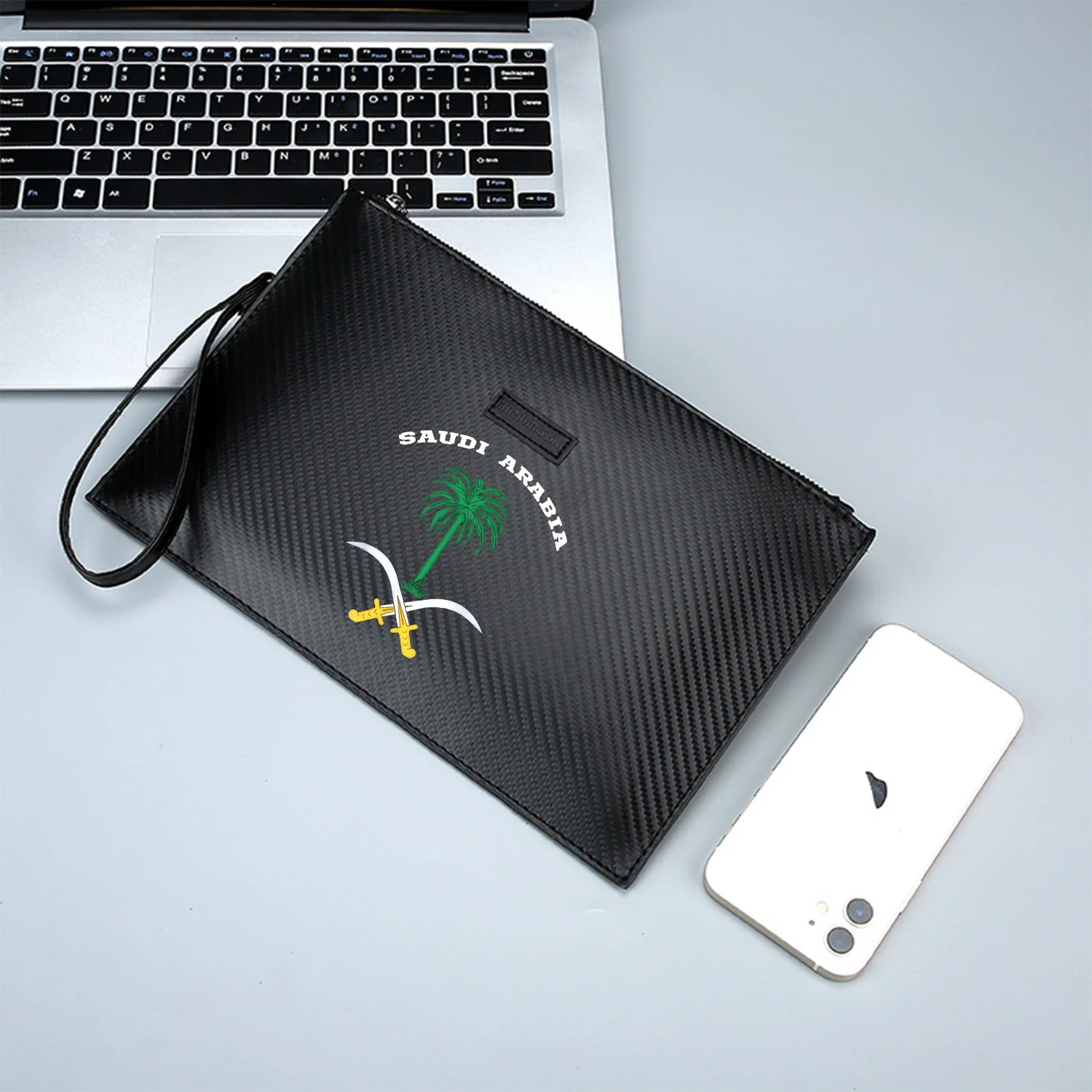شجرة النخيل مع السيوف المتقاطعة أسفل، المملكة العربية السعودية فوق حقيبة يد رجالية PU مطبوعة أنيقة وعملية للاستخدام اليومي C #2