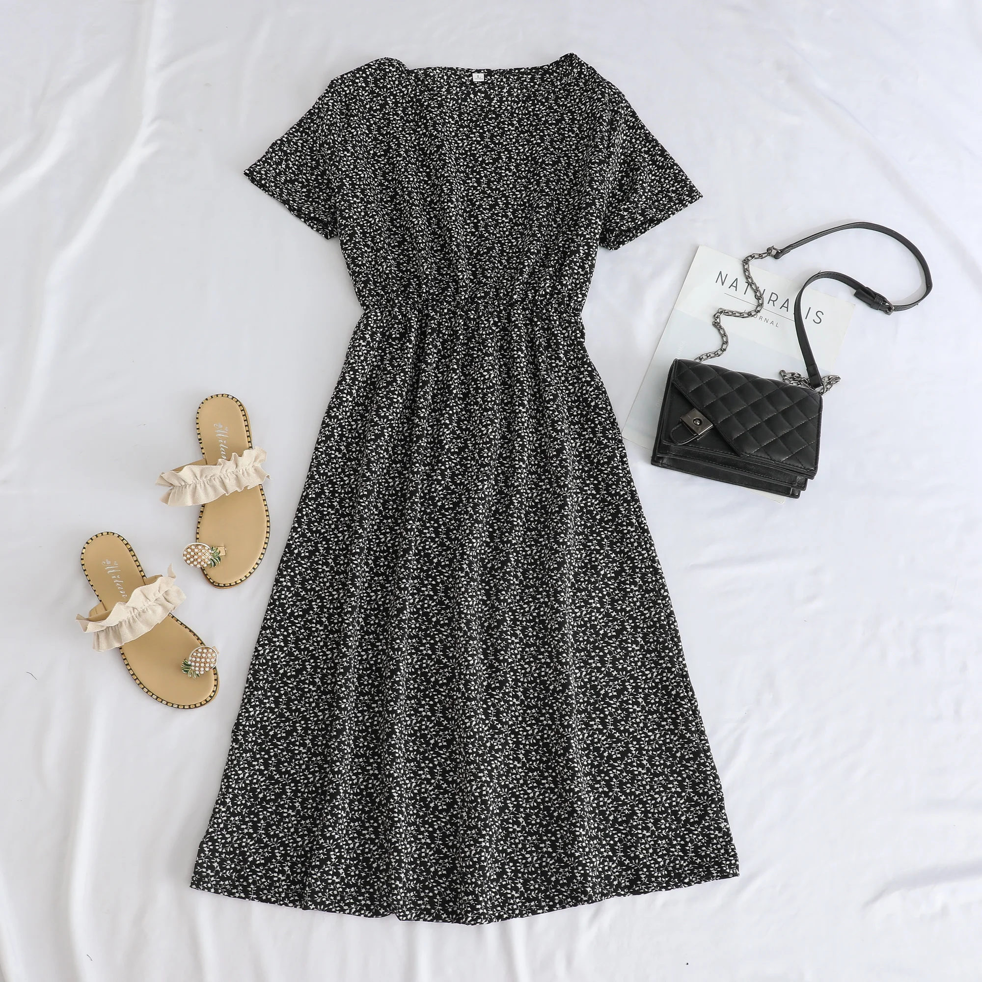 

Летнее платье в стиле Mommy: расклешенное, с коротким рукавом, круглым вырезом, приталенное, миди, с цветочным принтом, повседневное, свободного кроя, надеваемое через голову