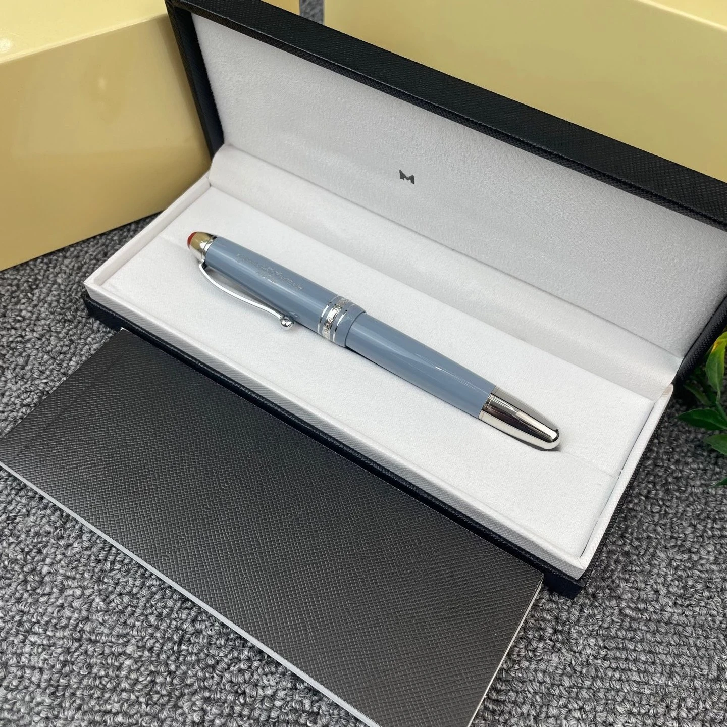 

Перьевая ручка M'B серии 146, юбилейная модель к 100-летию, с поршневым механизмом заправки / подарочная ручка (коробка для ручки в комплект не входит)