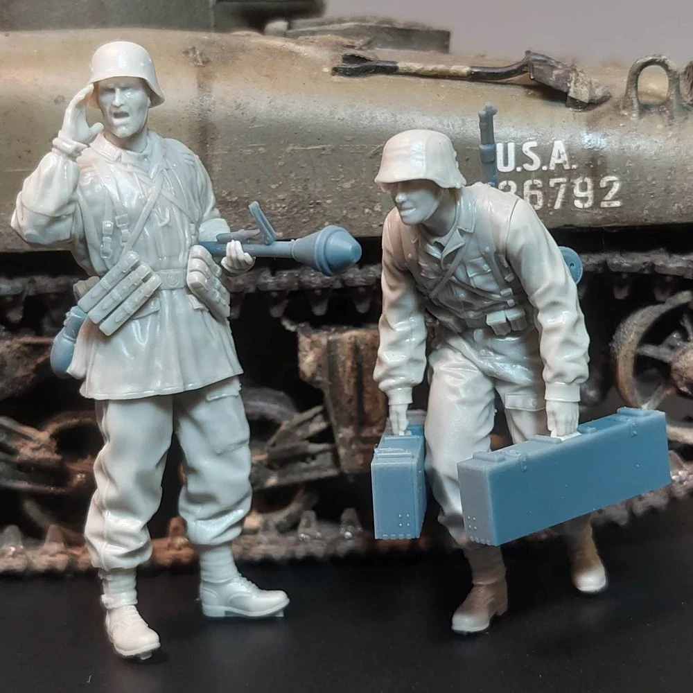 1/35 Two World War II soldiers in combat, Resin Model figure soldier, GK, WWII Military themes, Unassembled and unpainted kit