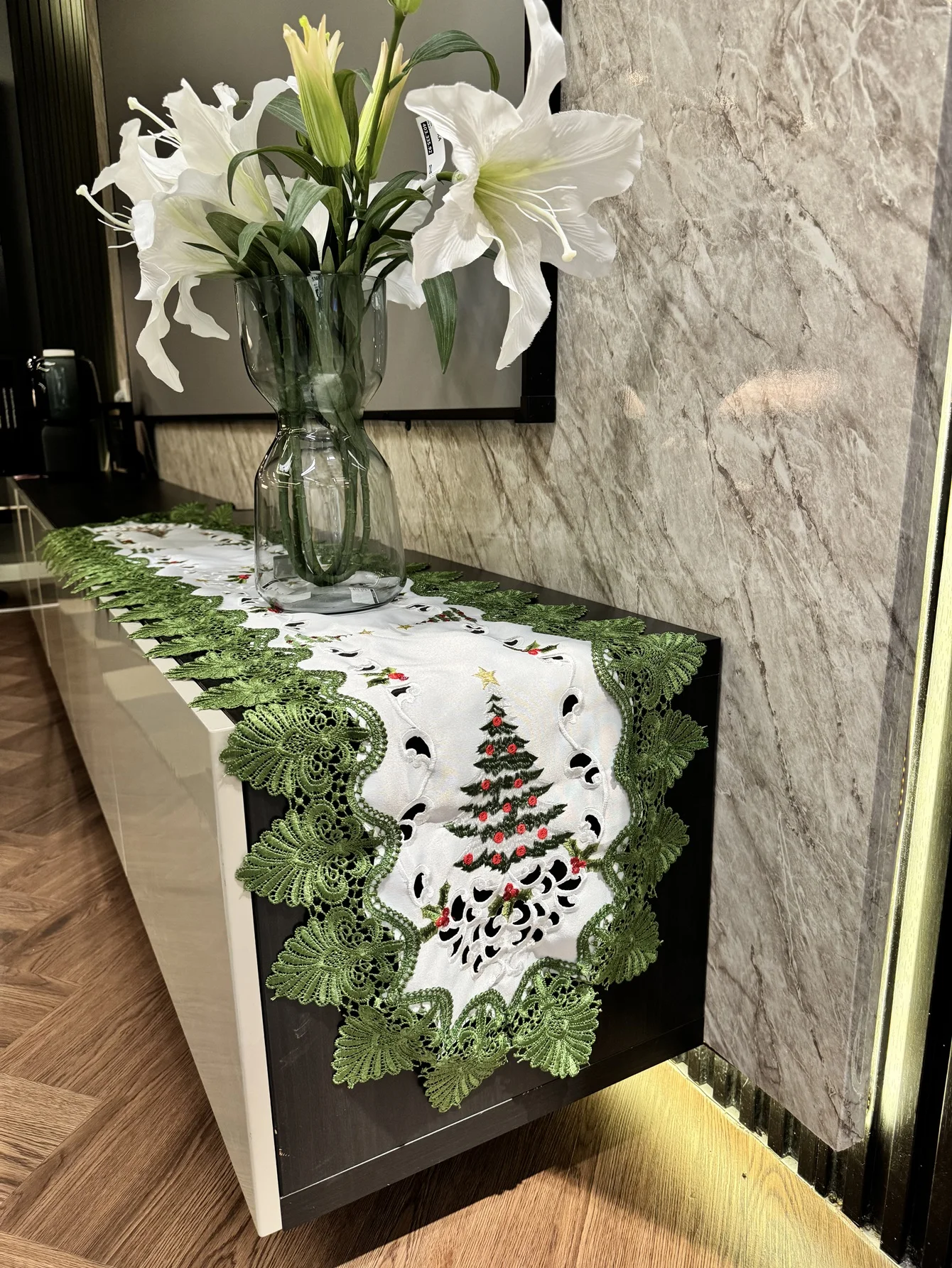 A Christmas Tree Lace-Edged Table Runner, a Festive Polyester Fiber Embroidered Hand-Carved Lace-Edged Decorative Table Runner, Suitable for Dining Tables, Coffee Tables, Shoe Cabinets, Sideboards, Coffee Tables, and for Daily Home Decoration and Christmas Decorations