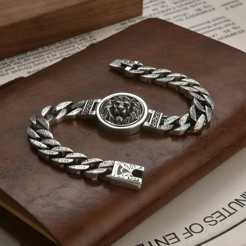 Retro-style personalized Tang Dynasty-inspired rotating forest king bracelet for men featuring a lion head design representin