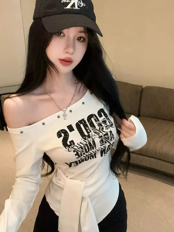 

Ретро-футболка в гонконгском стиле с открытыми плечами, боковым воротником и буквенным принтом, женская, для ранней осени, с завязками на талии, асимметричный топ