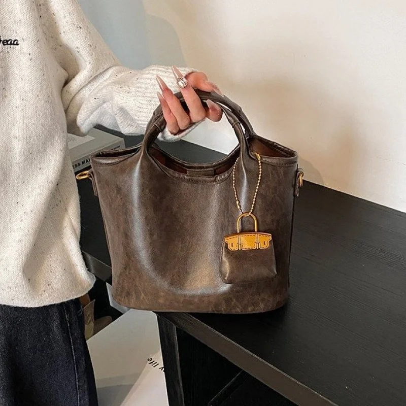 

Элегантная женская большая сумка с верхней ручкой из прочной кожи с просторным отделением для покупок