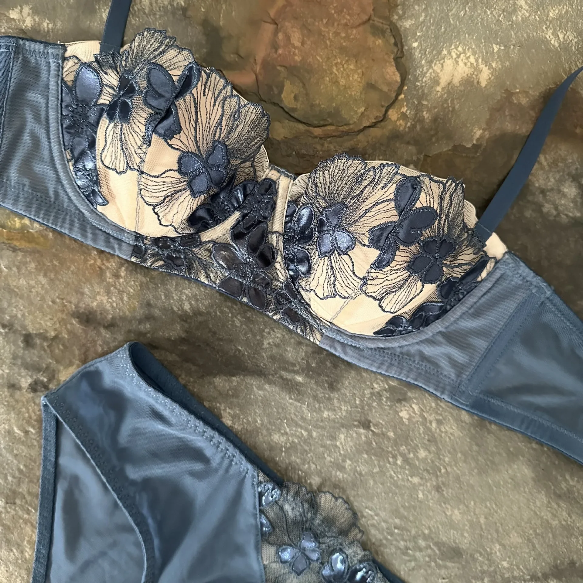 大きな胸は小さなランジェリーを示していますパンツスーツ薄いセクションブラジャー女性下着セクシーな刺繍ブラセット