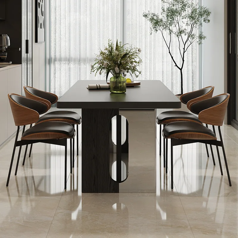 The dining table is modern, simple, light and luxurious, with a thickened rock slab dining table hanging under it