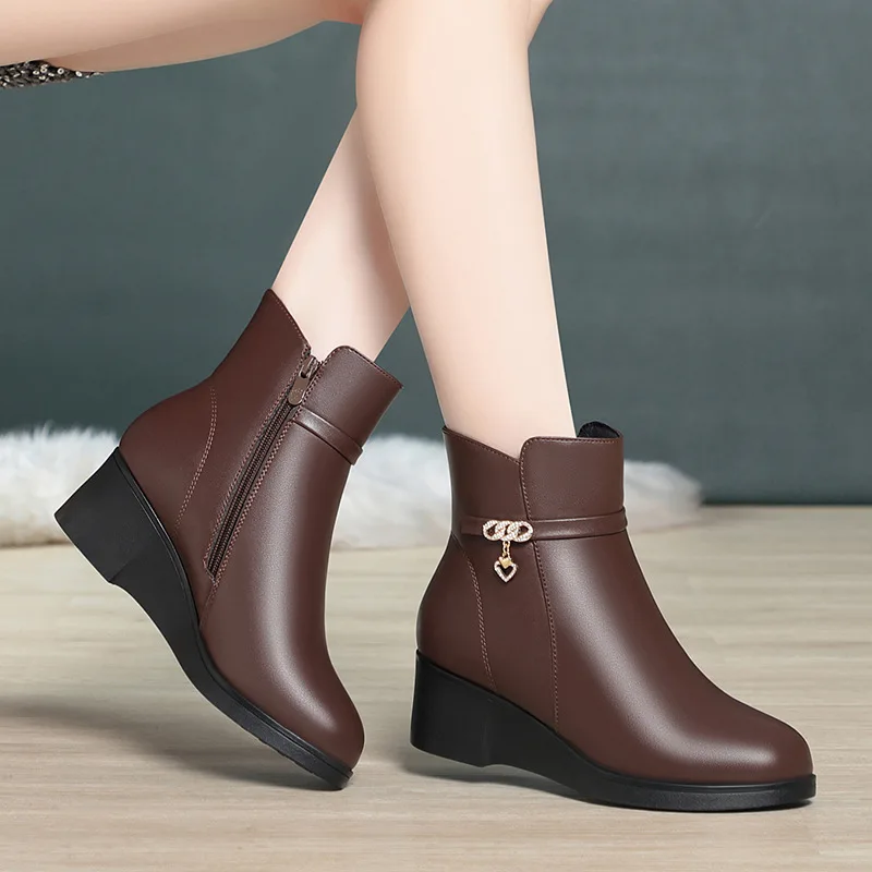 

Удобная универсальная элегантная женская обувь 5 см, зимние теплые плюшевые зимние ботинки, короткие ботильоны на толстой танкетке 2025 года для мамы