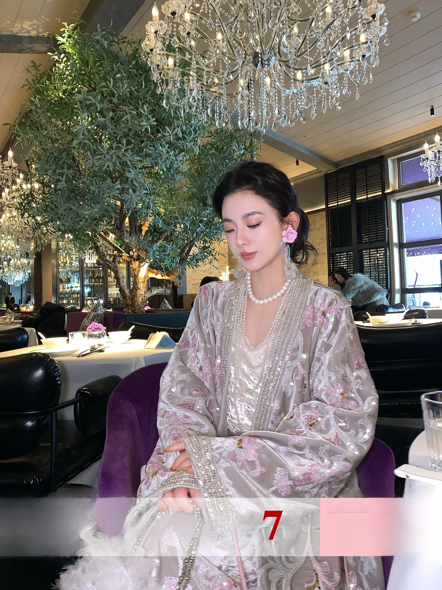 

Комплект из бархатного жакета с бисером и прямой юбки Moss Studio: Новый китайский модный женский ансамбль с длинными рукавами, V-образным вырезом и пуговицами