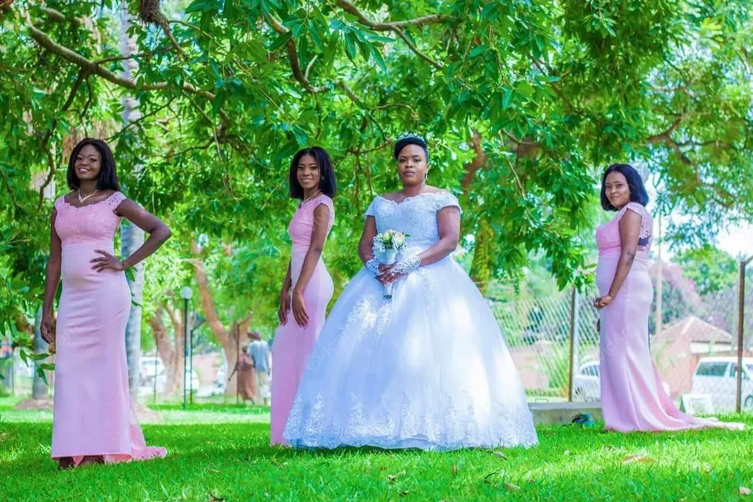 Maßgeschneiderte modische schulterfreie Brautkleider mit Herzausschnitt und Hofschleppe, Spitzenroben de Soirée, Ballkleid-Brautkleider