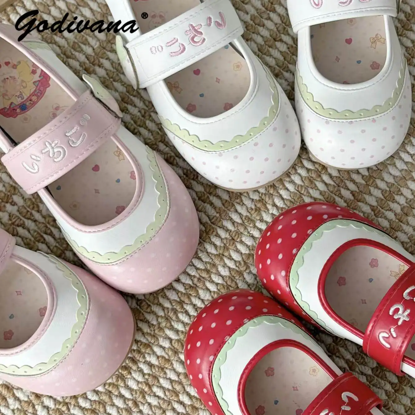 

Новые весенние милые домашние тапочки с клубничным принтом в горошек для девочек, повседневные кожаные туфли без каблука в стиле каваи