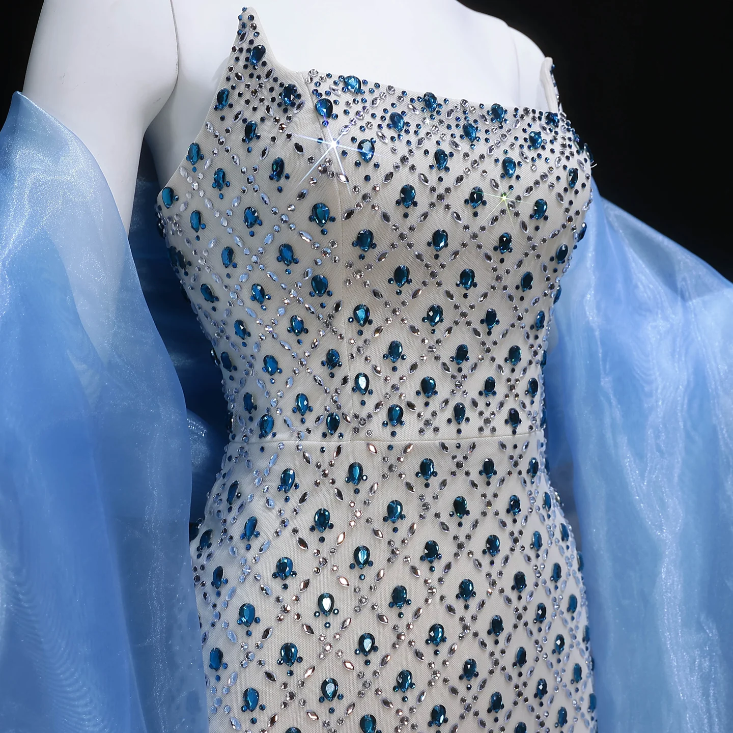 Sharon Said Dubai Elegantes Blaues Trägerloses Kristall-Meerjungfrauenkleid mit Cape Arabisches Damen-Abendkleid SS506 Maßanfertigung – Detail 6