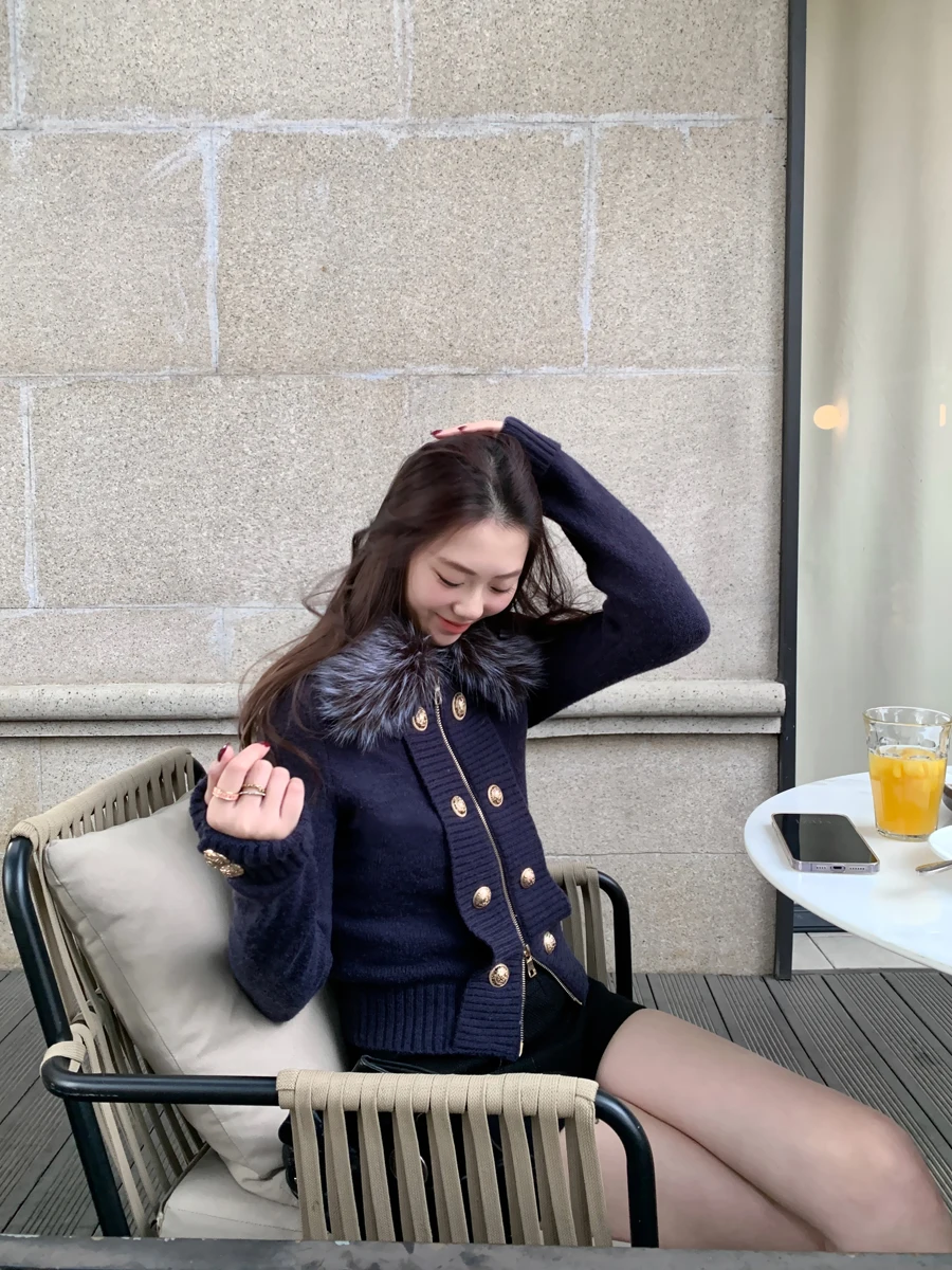 

Женская укороченная вязаная кофта с отстегивающимся меховым воротником и золотыми пуговицами, осенне-зимняя модная приталенная куртка