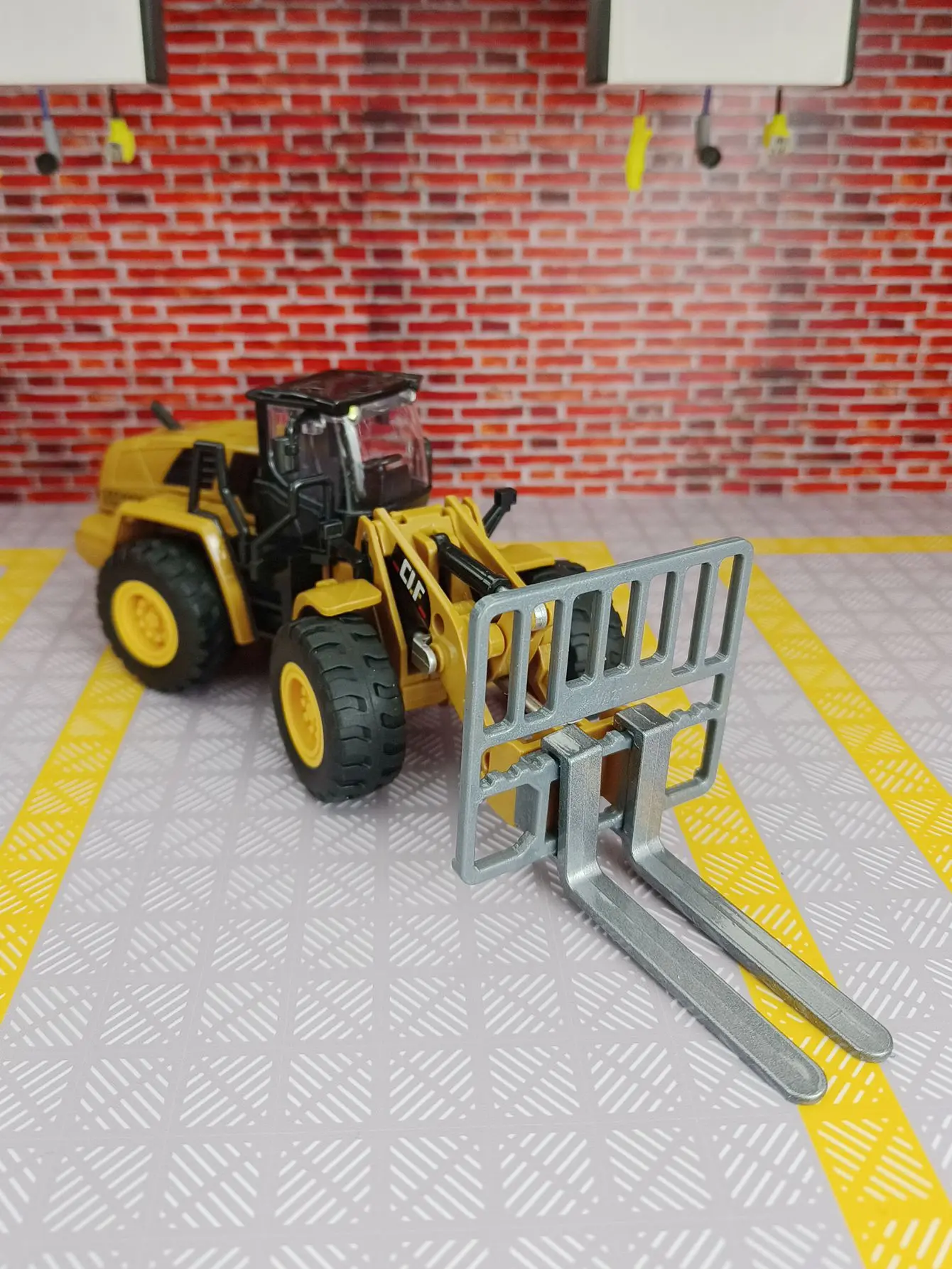 

Simulation engineering vehicle series model forklift with light detachable details movable rich in details, finely crafted