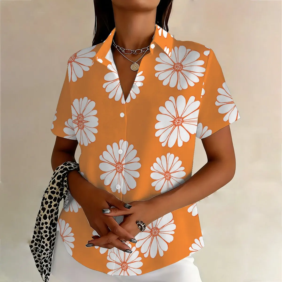 Plus-size daisy print short-sleeved shirt for women, loose fit, comfortable, versatile for commuting and going out