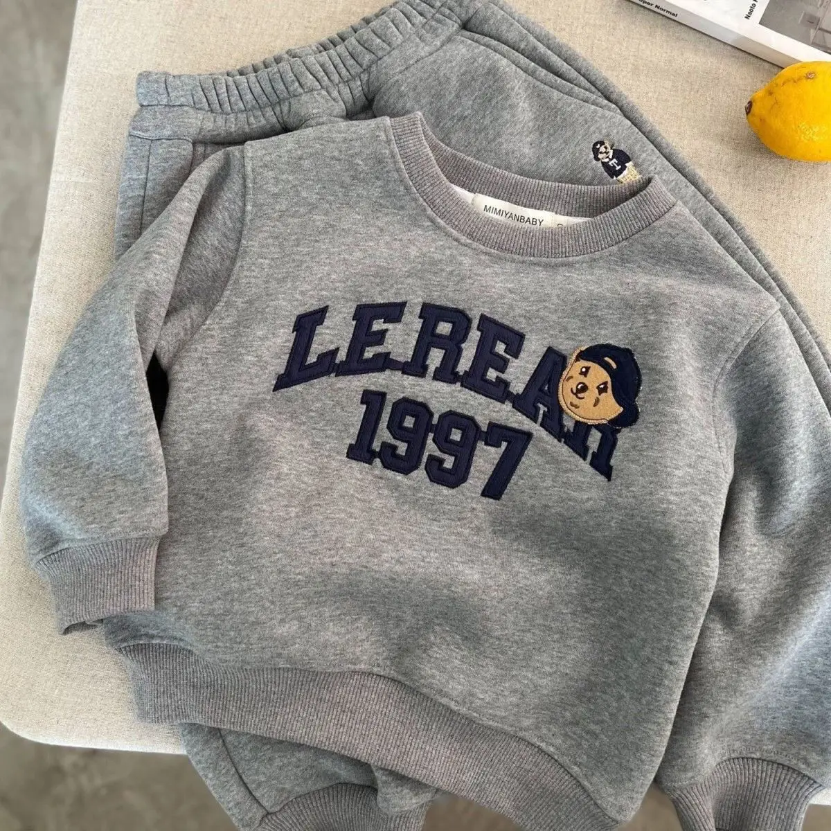 2026 Neuer Koreanischer Fleece-Trainingsanzug, Winter Verdickter Buchstaben-Pullover & Bären-Jogginghose 2-teiliges Set für Jungen und Mädchen – Detail 8