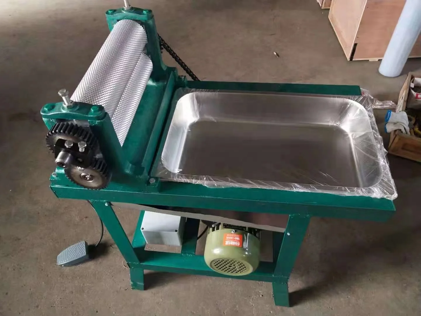 Electric Beeswax Comb Foundation Sheet Roller Machine 86*450mm Beeswax Stamping Machine