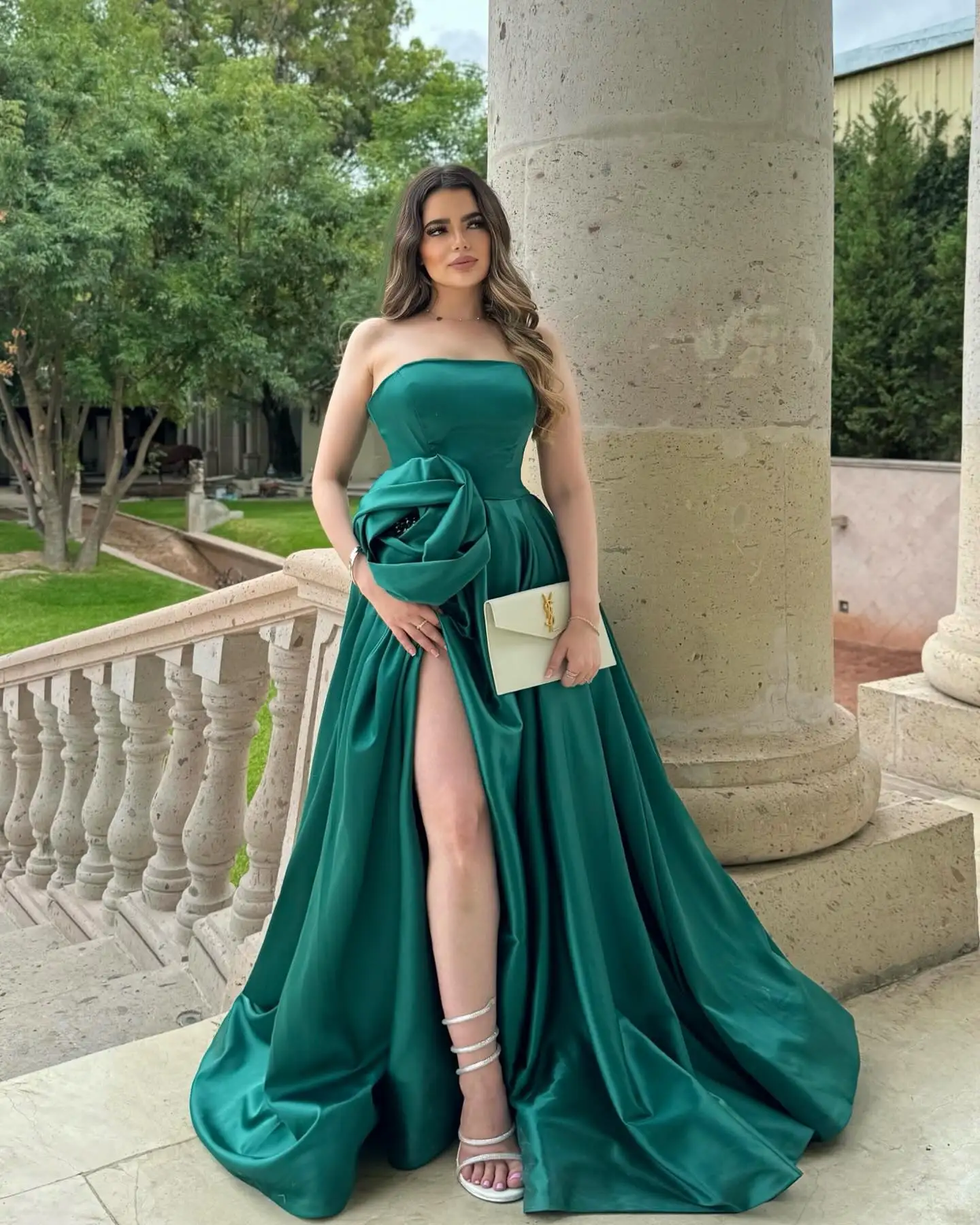 

Emerald Green A Line Prom Dresses Long for Women 2025 Hand Made Flowers Side Slit Satin Formal Evening Gowns Simple