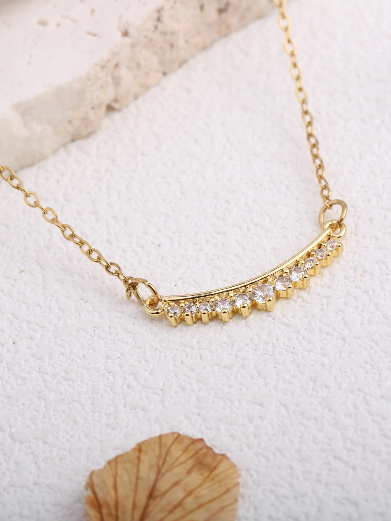 1 Piece Copper Full Diamond Imitation Diamond Curved Smile Clavicle Chain, Light Luxury Rhinestone Curved Titanium Steel Fine Necklace, Suitable for Gentle Korean-Style Commuting Outfits for Women, Pairing with Camisole Tops, Simple and Exquisite Accessories That Enhance Elegance, a Heartwarming Birthday Gift for Friends, and a Versatile Necklace for Daily Wear, Dates, and Outings