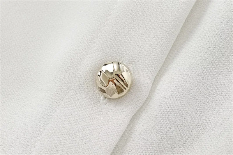 2025 Autunno nuova moda femminile, elegante e semplice, camicia a maniche lunghe con tasca e spalline dettagli in tessuto crepe.