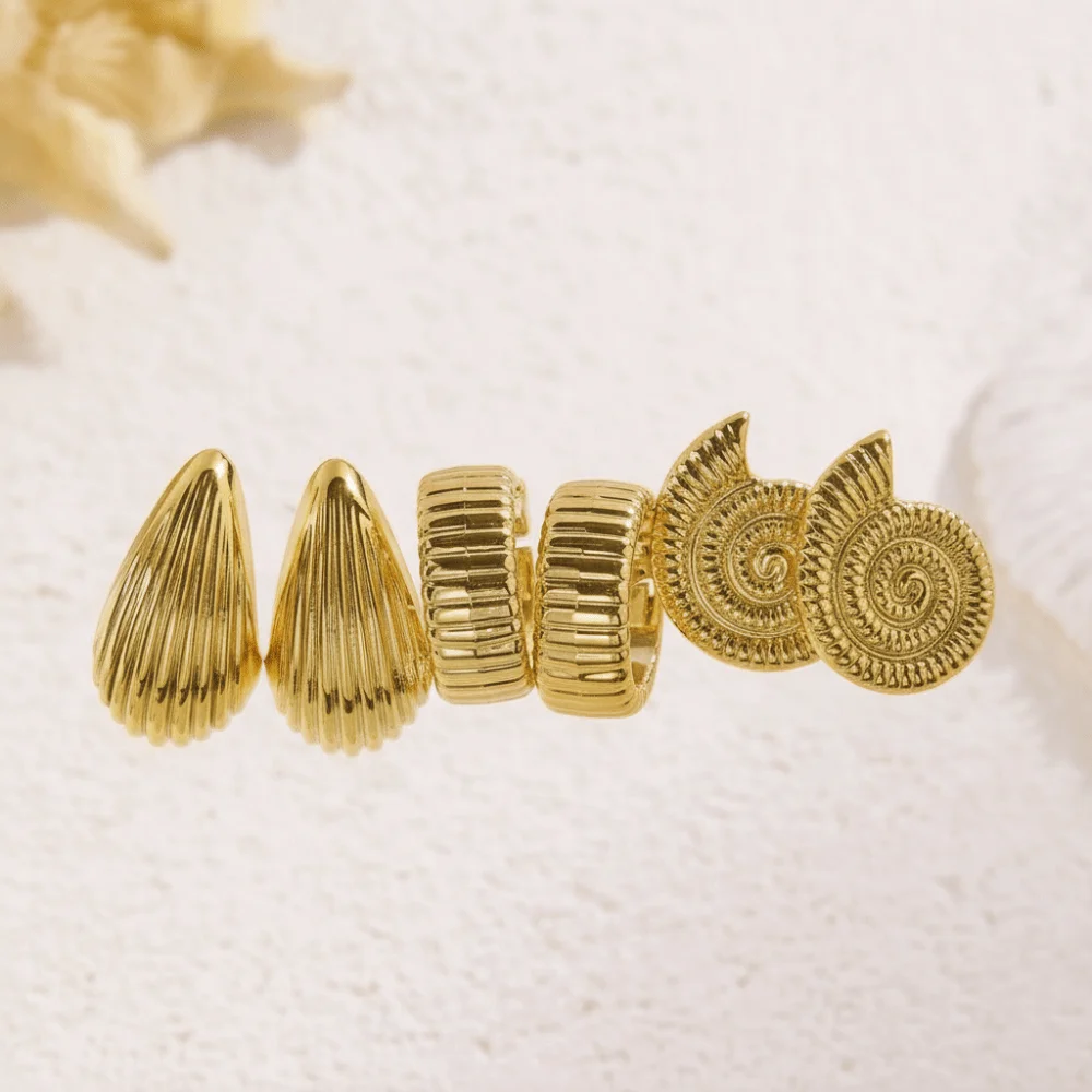 Einfache goldene Seestern-Ohrringe, strukturierte Seestern-C-förmige Ohrringe, Set mit Wassertropfen-Beschichtung, Muschel-Hängeohrringe, Urlaub – Detail 9