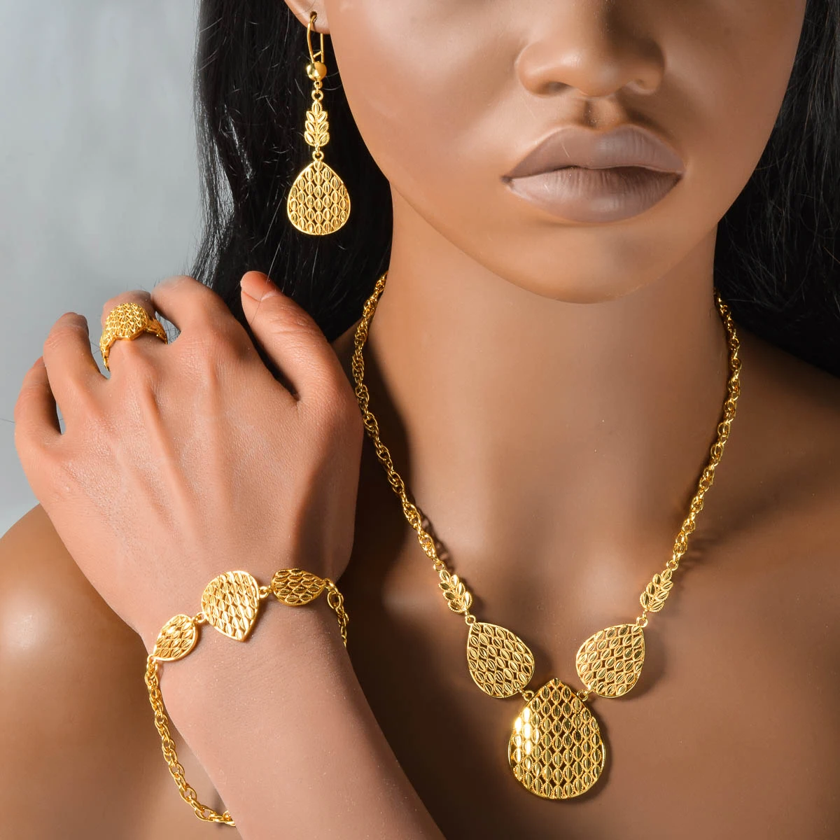 

Elegant Waterdrop-Shaped Jewelry Set Gold Plated Necklace Bracelet Earrings Ring Four-Piece Set Gift Wedding Party Anniversary