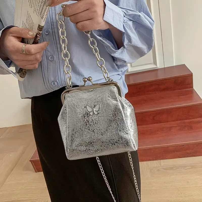 Bolso pequeño con Clip de mariposa para mujer, bandolera con cadena, a la moda, con marco para teléfono, bolso de noche