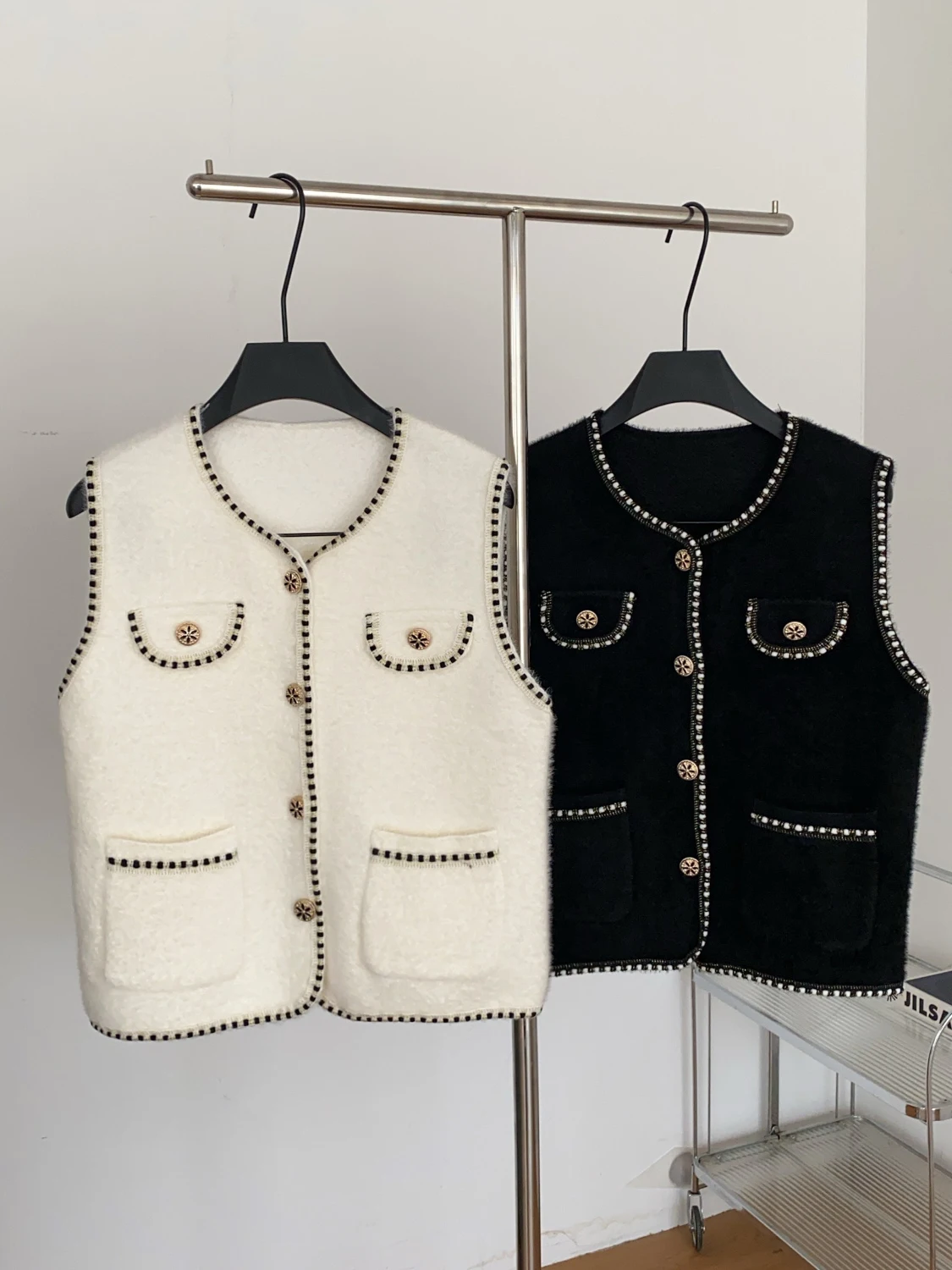Commuter Style Metal Buttoned Vest Women's Knitwear Short Outerwear V-neck Fashion Essentials Autumn Collection