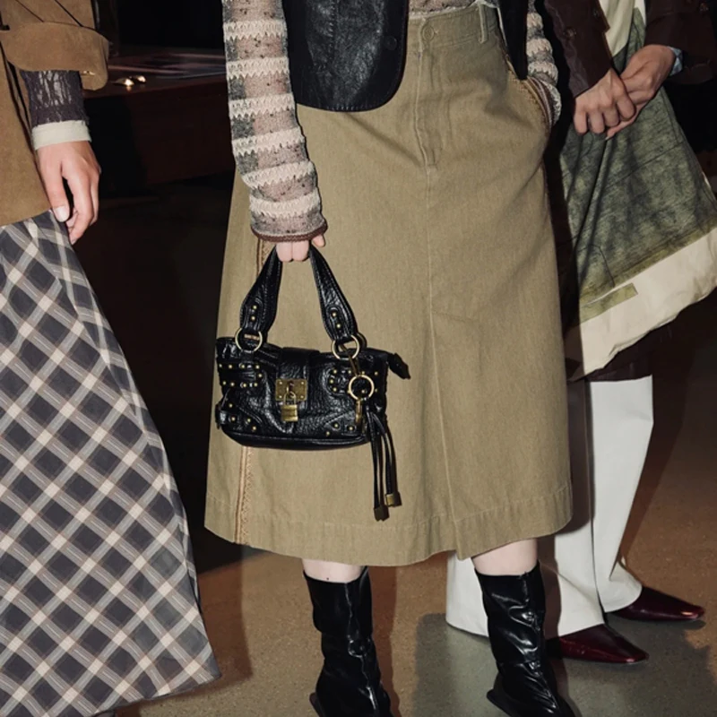 SHELKSBAG المرأة دراجة نارية Crossbody الكتف Y2k المسامير فاسق حقيبة الشارع موضة حقيبة يد صغيرة عالية الجودة حقائب حمل صغيرة